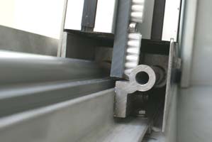 Autómosóban alkalmazott védőajtó beállítása