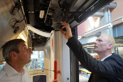 A VAG rendszertechnikusa, Robert Meier és az igus® szakértője, Werner Pecher egy chainflex® kábelekkel és e-chain® alkatrészekkel felszerelt ajtórendszert tesztel.