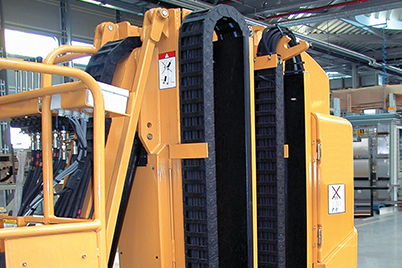 Meglehetősen kis helyen működő, energialánccal szerelt Grove Manlift gép