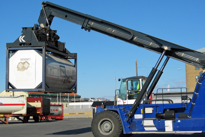 Reach stacker with igus® e-chain® and chainflex® cables