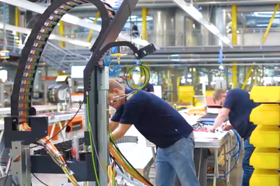 Az igus® csapata readychain® szerelése közben