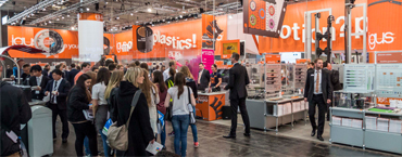 Az igus standja egy szakmai vásáron