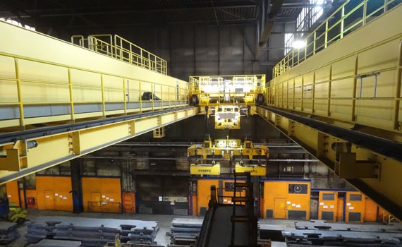 Lemezszállító daru ellátása energiával a Thyssen Krupp hengerművében