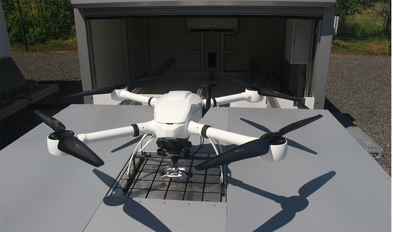 Drón hangár platformmal