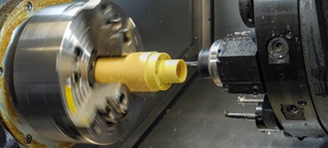 A nagy teljesítményű iglidur® polimerekből készülő rúdanyagot pontosan a kívánt alakra esztergálják.