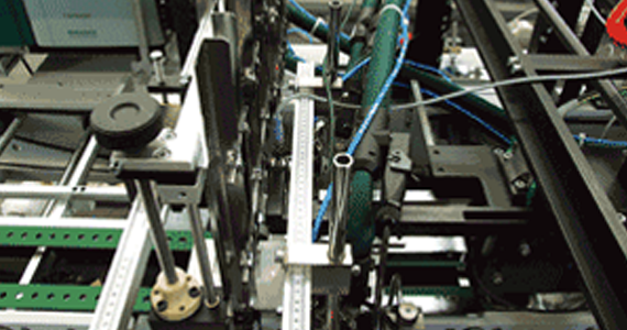 Vezérorsós hajtású drylin SLW lineáris vezetőelem egy hajtogatógépben