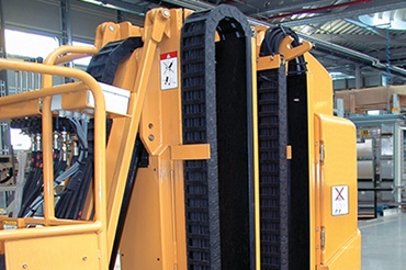 Meglehetősen kis helyen működő, energialánccal szerelt Grove Manlift gép