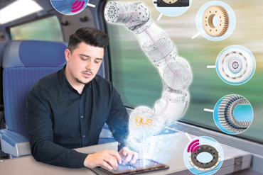 Vonaton tablettel dolgozó szakember, robotkar animálása közben