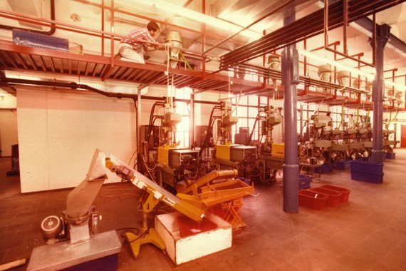 Fröccsöntőgép a lochermühlei igus-gyárban