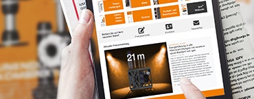 Tabletet és magazint tartó kéz